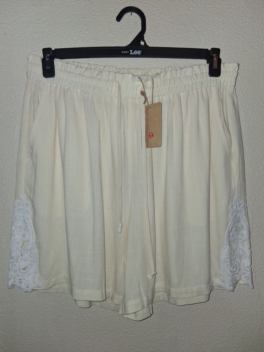 NWT Neutral Cream Women’s Drawstring Shorts with Lace Detail Sz XL 33" W/pockets